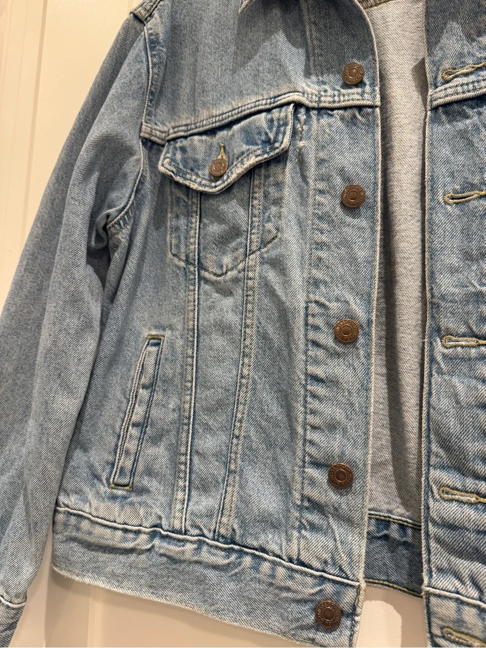 Levi’s Ex-Boyfriend Trucker Jacket Distressed Denim Large Light Wash